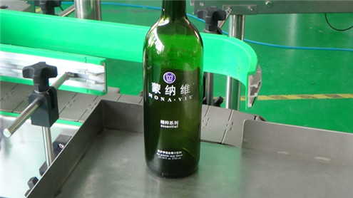 Makinat për etiketimin e verës së kuqe vertikale automatike me shishe të rrumbullakëta për ushqimin e sistemit automatik të etiketimeve të etiketave transparente